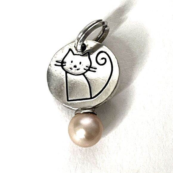 Vantel Pearls | Cat’s Meow Pearl Charm | Sterling Silver | 2017 Catalog - Picture 1 of 4